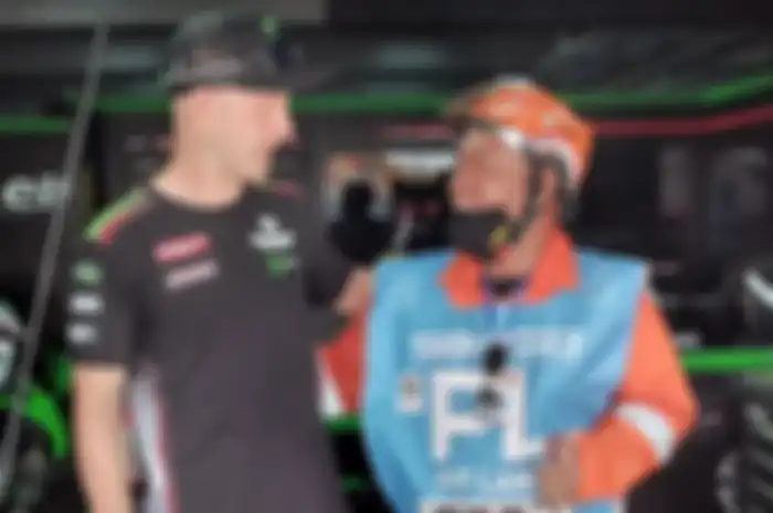 Samsuri marshal sirkuit Mandalika bersama pembalap superbike Jonathan Rea