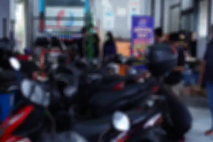 Suasana saat Planet Ban kasih servis gratis motor.