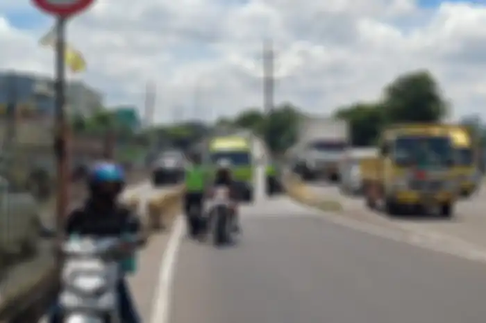 Suasana polisi saat razia pada hari kedua Operasi Keselamatan Jaya 2024, tilang pemotor.
