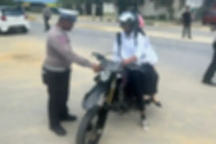 Razia yang digelar Ditlantas Polda Sultra incar pengendara motor tanpa helm dan pelanggaran lain.