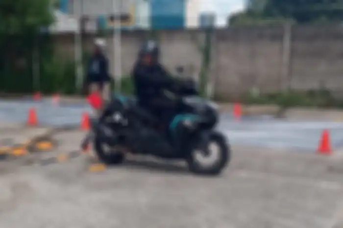 Demonstrasi penggunaan rem ABS di motor