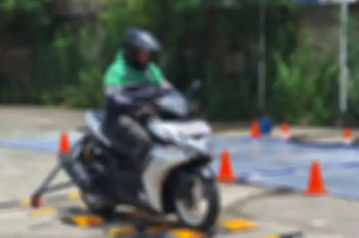 Driver ojol jajal rem ABS di motor Yamaha Aerox. 