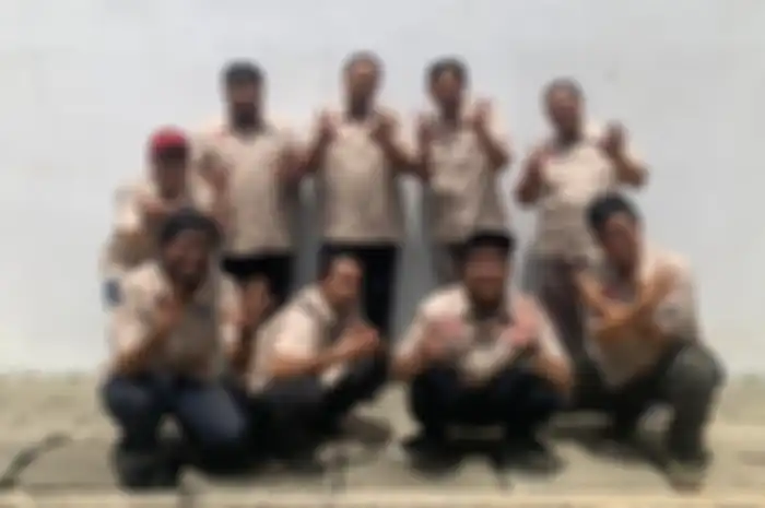 Kru MOTOR Plus foto bareng menggunakan MGEE Shirt Ranger di perayaan 25 Tahun Motorplus. 