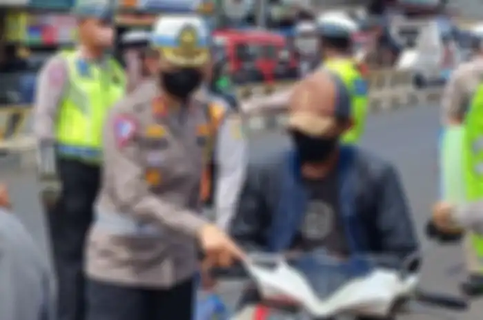 Razia Operasi Keselamatan Jaya 2024 di Pasar Minggu. Sasar pengendara motor lawan arah dan tak pakai helm. (KOMPAS.com/Dzaky Nurcahyo)