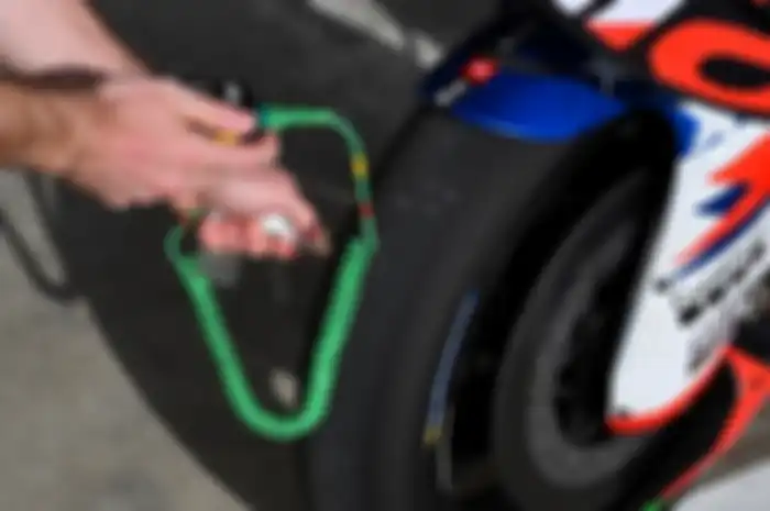 Kru Michelin memantau tekanan angin ban MotoGP 2024