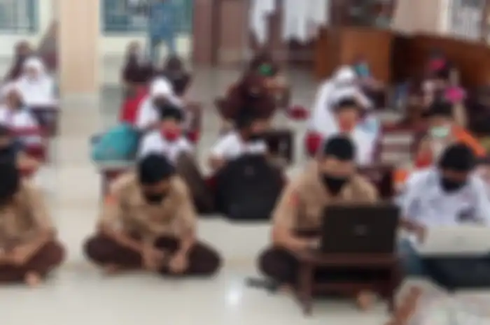 Dasar pembelajaran dalam berhubungan dengan siswa dan individu lain di lingkungan atau luar lingkungan sekolah disebut sebagai caring (Kompas/Rahmadhani)