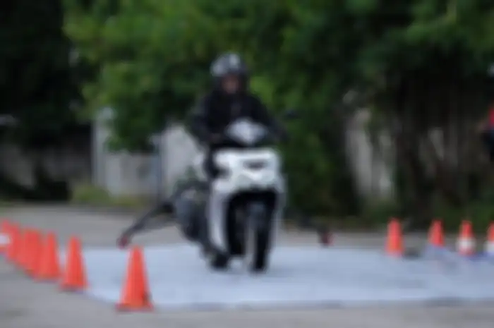 Demonstrasi rem ABS motor lewat jalan licin. 