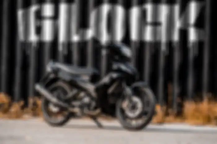 Modifikasi motor Yamaha Jupiter MX 135 bertema hitam.