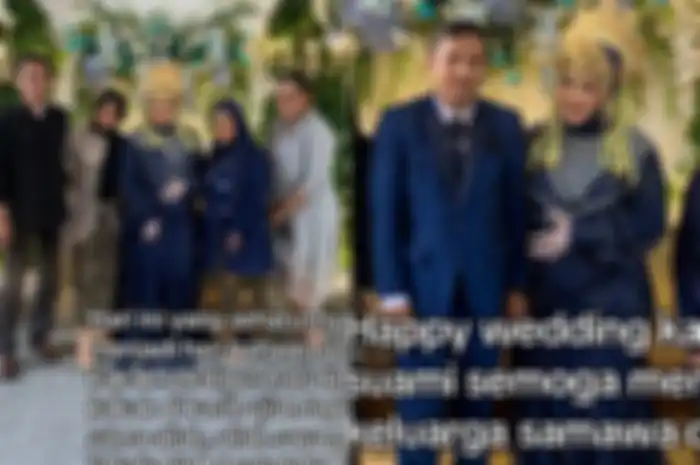 pengantin wanita berdiri sendiri di pelaminan, suami dirundung duka ibu meninggal