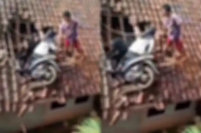 Motor matic ini nyungsep di genteng rumah warga di Tasikmalaya. Ternyata dikendarai siswi SD yang ingin ngabuburit.