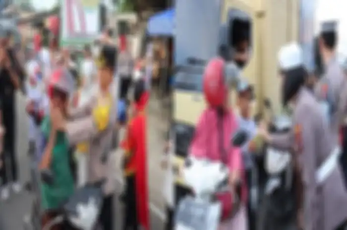 Momen polisi membagikan helm dan takjil gratis di Operasi Keselamatan 2024 di daerah ini.