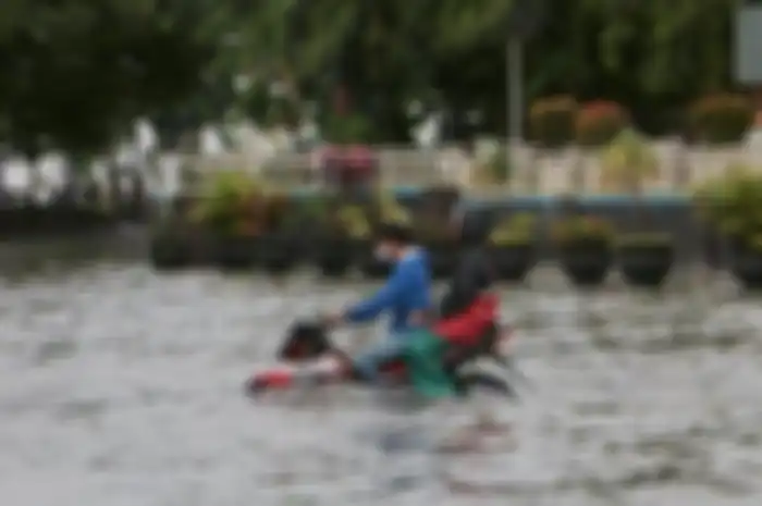 Ilustrasi motor terendam banjir di Semarang, Jawa Tengah.