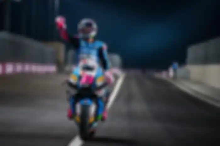 Alonso Lopez juara Moto2 Qatar 2024, naik podium MotoGP Qatar 2024 bareng helm Indonesia.