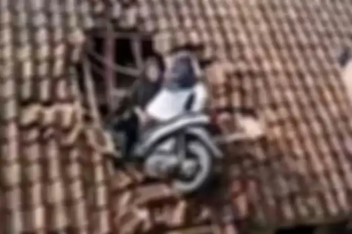 Media Inggris sorot insiden bocah SD bawa Honda Vario nyangkut di atap rumah warga.