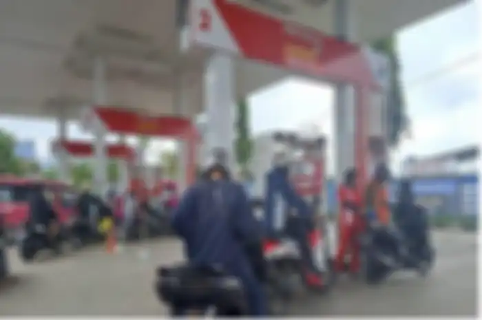 Ilustrasi motor biasa isi Pertalite ganti Pertamax.