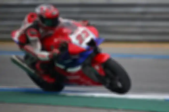 Pembalap Indonesia Andi Gilang nyaris juara di Race 1 ASB1000 ARRC Thailand 2024.