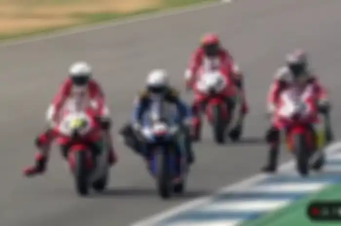 Perebutan P3 antara pembalap Indonesia Wahyu Nugroho dan Adenanta Putra saat Race 1 SS600 ARRC Thailand 2024 di Sirkuit Buriram, Sabtu (16/3/2024).