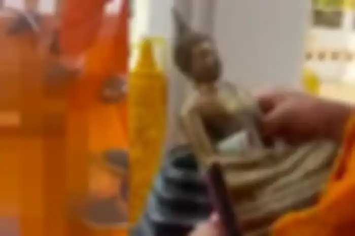 Seorang pria di Thailand terjatuh dan dadanya tertusuk kepala patung Buddha kecil.