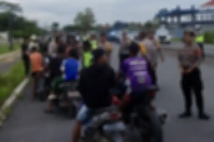Nekat balap liar pakai motor knalpot brong saat ngabuburit, para remaja di Lampung Selatan kena razia polisi.