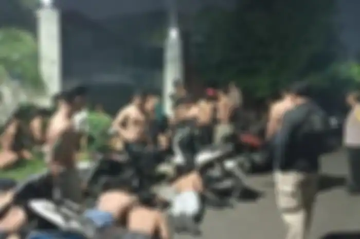 Puluhan anak muda dan motor dikandangin usai razia balap liar di Surabaya