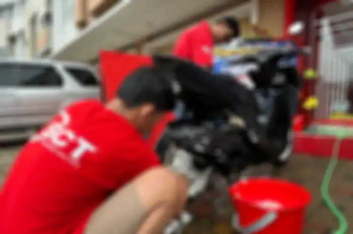 Layanan cuci motor premium, juga detaling sampai rangka motor bisa di SCT Allogio Gading Serpong, Tangerang. 
