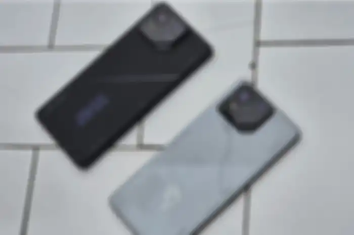 ROG Phone 8 Pro (kiri), ROG Phone 8 (kanan)