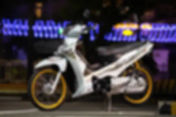 Modifikasi motor Honda Supra X 125 lawas bergaya Vietnam Style.