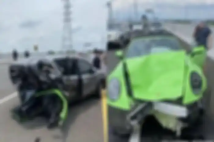 Porsche 911 Carrera S (kiri) hantam Livina (kanan) di Sidoarjo, pajak STNK mobil mewah itu Rp 47 miliaran!
