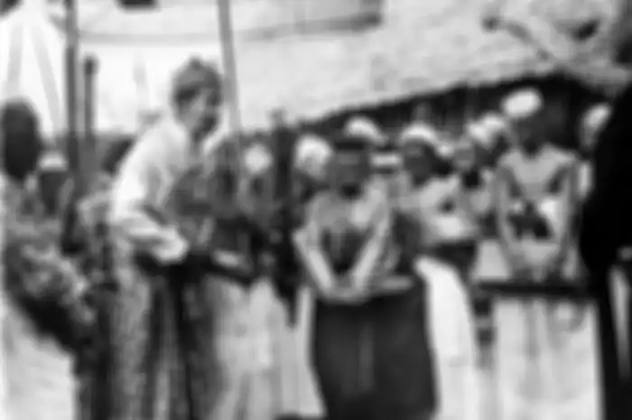 Suku Bugis di Sulawesi, keturunan bangsa Deutro Melayu di Indonesia. Bangsa Melayu yang menjadi nenek moyang Bangsa Indonesia dapat dibedakan menjadi dua. Artikel ini mengupas perbedaan keduanya.