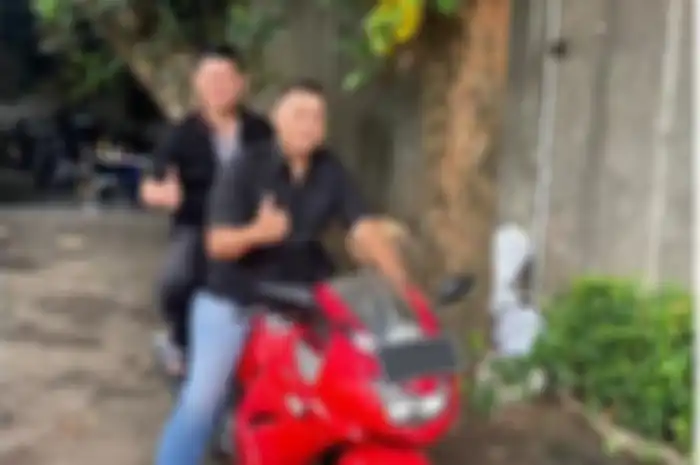Donny Kesuma dengan Ninja 250 karbu kesayangannya yang dibeli sejak tahun 2010. 