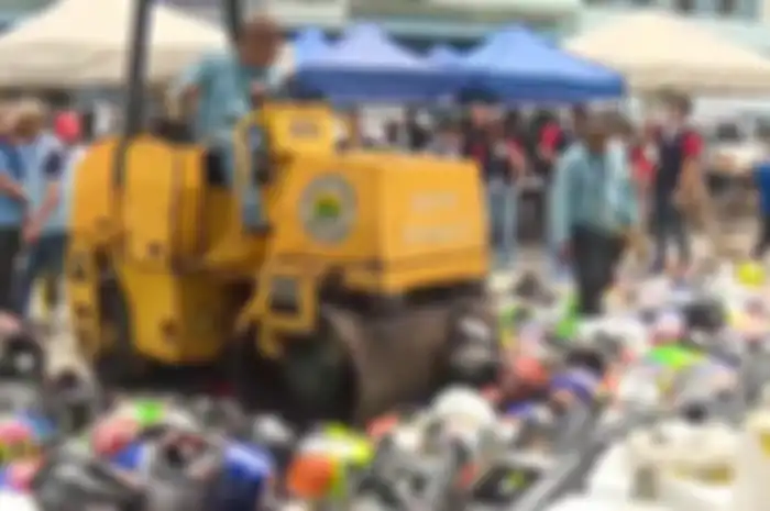 Ratusan helm dihancurkan pakai alat berat