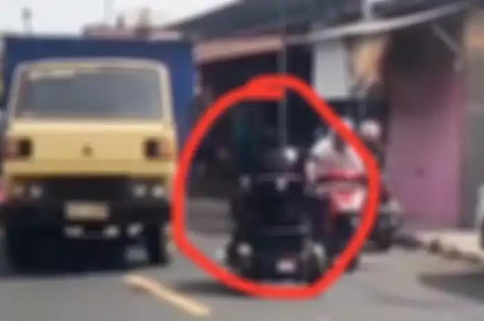 Emak-emak viral yang bawa motor listrik sering lawan arus