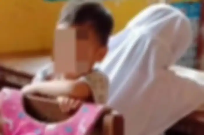 siswi SD bawa adiknya ke sekolah 