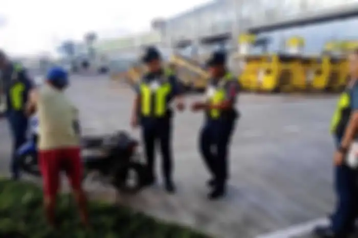 Pria mabuk menerobos masuk bandara naik Honda Supra