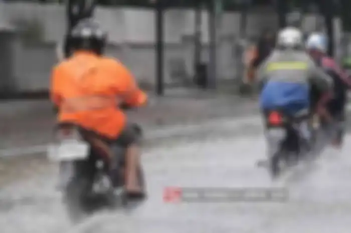 Foto ilustrasi penggunaan sandal jepit saat naik motor, menurut pihak KNKT bahayanya enggak cuma soal kecelakaan.