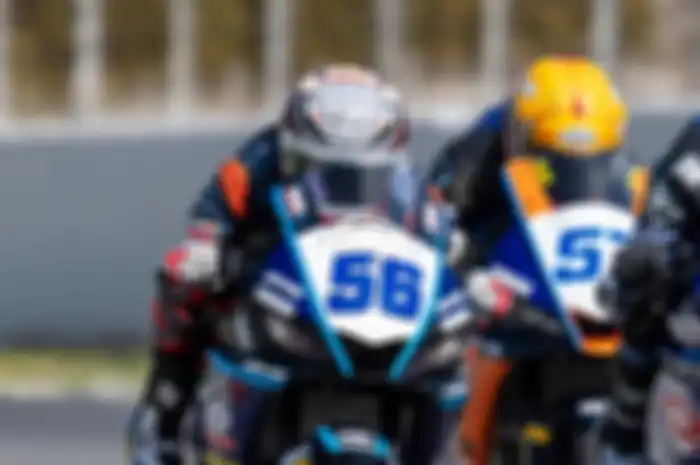 Galang Hendra (kiri 56) da Aldi Satya (kanan 57) hampir sama-sama bawa bendera Indonesia podium di WSSP300 Catalunya 2024.
