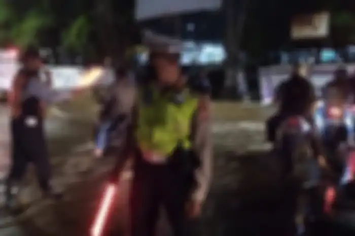 Tanggul jebol di daerah Kramat Jati, Jakarta Timur motor jangan paksa melintas