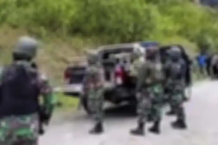 Institusi TNI jadi sorotan lataran ada oknum prajurit yang melakukan penganiayaan terhadap anggota KKB Papua bernama Definus Kogoya. 