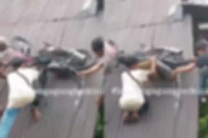 Motor milik tukang galon di Jagakarsa terbang dan tersangkut di atap genteng rumah warga.