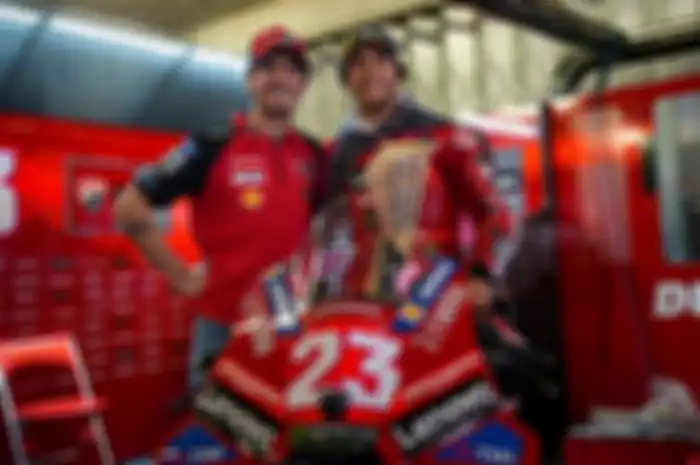Francesco Bagnaia (kiri) babak belur di MotoGP Portugal 2024 gara-gara strategi yang sama dengan tahun lalu, Enea Bastianini (kanan) tampil jos dibandingkan musim lalu