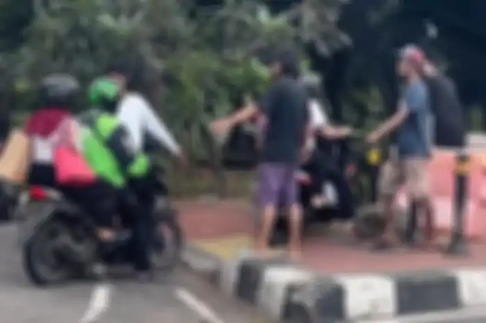 Viral di media sosial motor naik trotoar harus bayar, padahal lokasi dekat gedung DPR