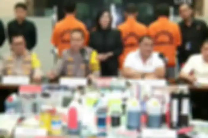 Polisi menangkap para pelaku pemalsu Pertamax di empat SPBU modusnya Pertalite dioplos pakai zat pewarna dijual mahal.