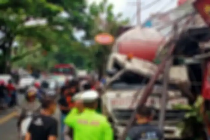 Sopir truk molen mendadak pusing bikin tiga motor ringsek