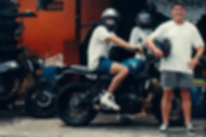 Pembalap F1 Charles Leclerc liburan di Bali sambil riding naik Yamaha XSR 155 modifikasi. 