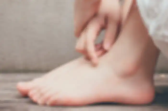 Arti kedutan di pergelangan kaki kiri