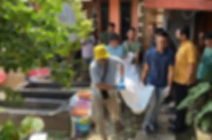 Petugas mengevakuasi jasad Nurul Azmi (36) di Jalan Johar Cimanggu 3 RT 001 RW 004, Kelurahan Kedung Waringin, Kecamatan Tanah Sareal, Kota Bogor, Kamis (28/3/2024). 