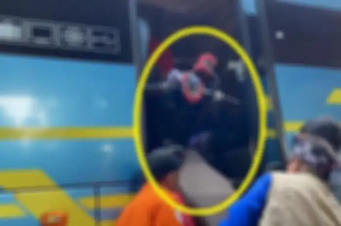 Motor Honda Scoopy diangkut pemudik ke dalam bus, jalan dari Bogor ke Kuningan.