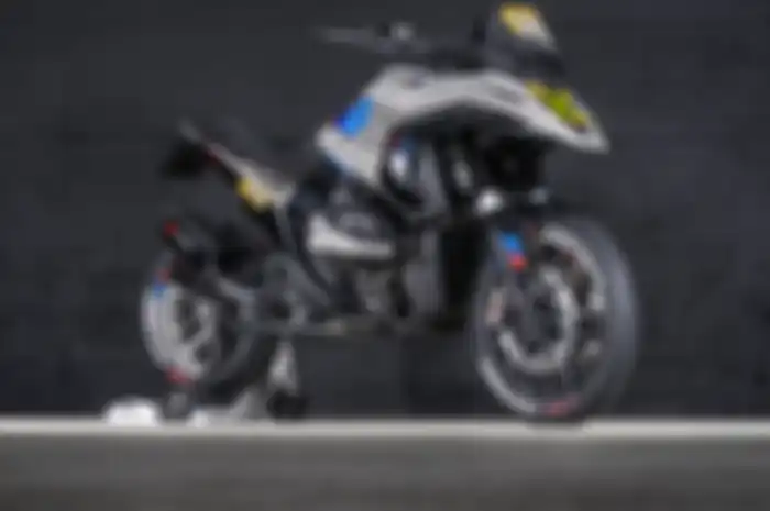Modifikasi motor BMW R 1300 GS jadi supermoto.