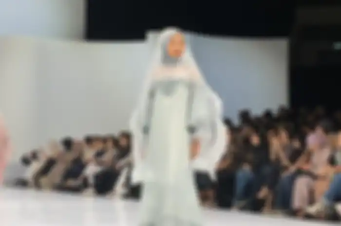 Model dress lebaran 2024 warna hijau mint dari panggung IFW 2024