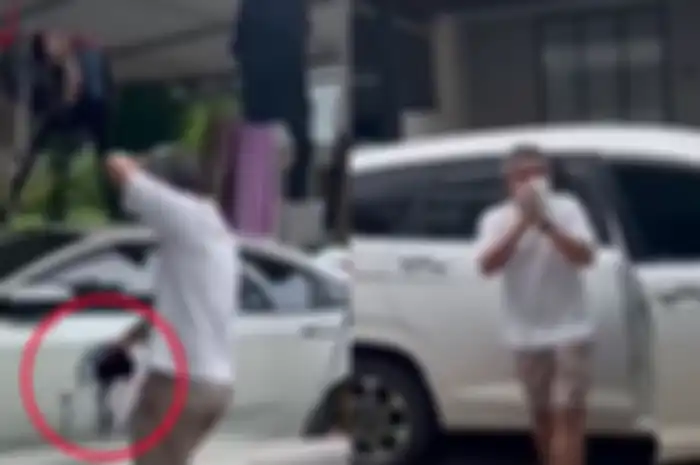 Seorang pria bermobil terciduk saat mencuri BH atau pakaian dalam di sebuah perumahan elit di kawasan Bintaro, Jakarta Selatan.